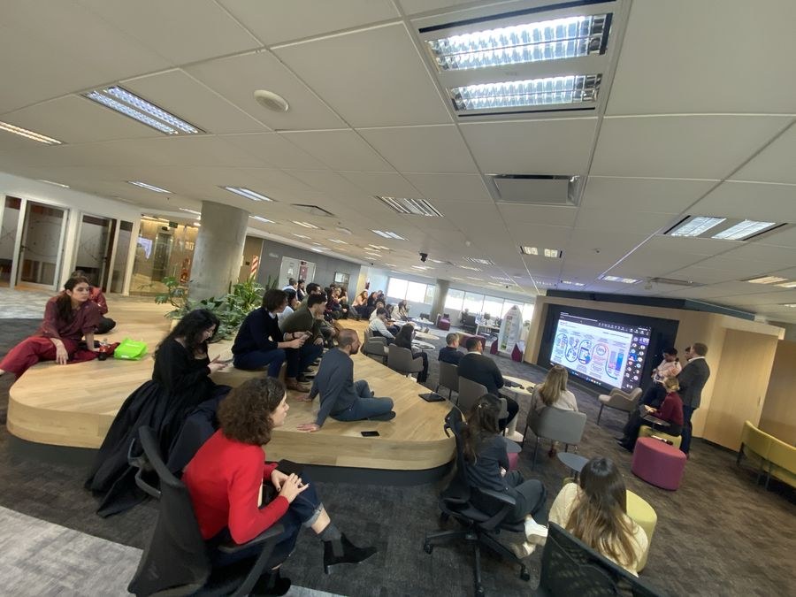 Sala del Demo Day, equipo mirando la presentación final
